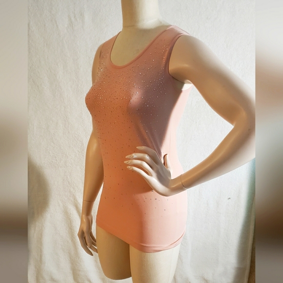 Upscale Sleeveless tee shirt - Picture 1 of 7